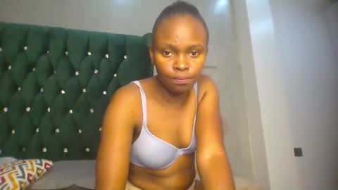 Snapshot of phoebe015 chatting on February 14, 2026, 7:43 pm phoebe online show from February 14, 2026, 7:43 pm