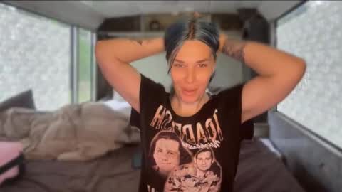 phoebebobebe online show from October 27, 2025, 7:01 am