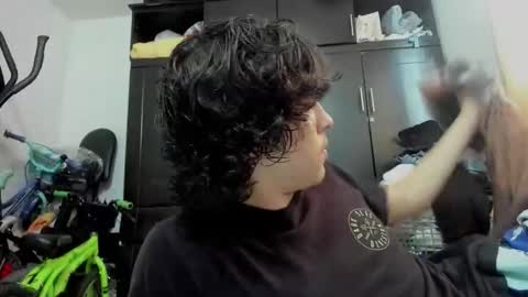 picaszomilos350 online show from December 18, 2025, 1:06 pm