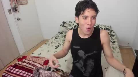 picaszomilos350 online show from February 16, 2026, 5:31 pm