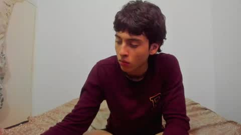 picaszomilos350 online show from April 17, 2026, 7:22 am