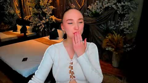 Emelie online show from March 4, 2025, 9:11 pm