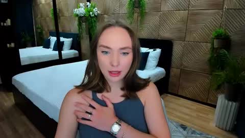 Emelie online show from September 15, 2025, 6:19 pm