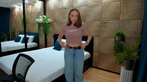 Emelie online show from September 18, 2025, 7:38 pm