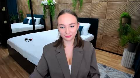 Emelie online show from September 19, 2025, 4:29 pm