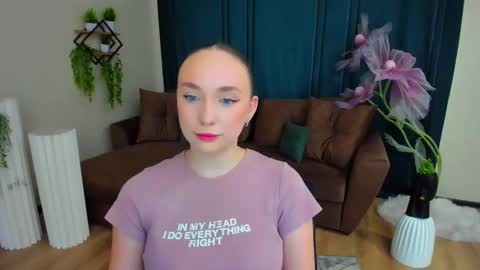 Emelie online show from November 18, 2025, 4:33 pm