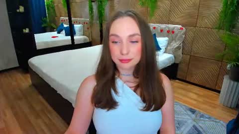 Emelie online show from June 10, 2026, 7:35 pm