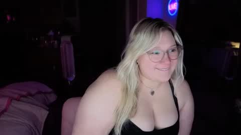 Snapshot of piggyrose chatting on March 6, 2026, 12:18 am Piggy Rose online show from March 6, 2026, 12:18 am