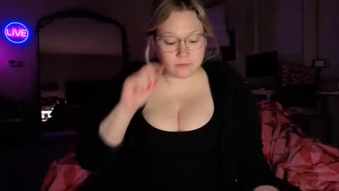 Snapshot of piggyrose chatting on April 8, 2026, 12:43 am Piggy Rose online show from April 8, 2026, 12:43 am