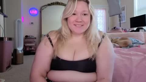 Snapshot of piggyrose chatting on April 18, 2026, 4:55 pm Piggy Rose online show from April 18, 2026, 4:55 pm