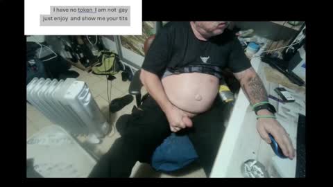 Snapshot of pini_z chatting on December 24, 2024, 9:00 pm pini_z online show from December 24, 2024, 9:00 pm