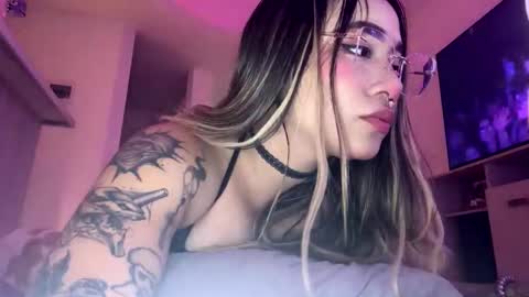 KELLY  online show from December 3, 2025, 11:25 pm