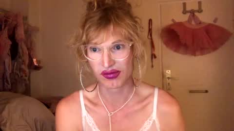 Snapshot of pinkfag chatting on December 3, 2024, 8:17 pm pinkfag online show from December 3, 2024, 8:17 pm