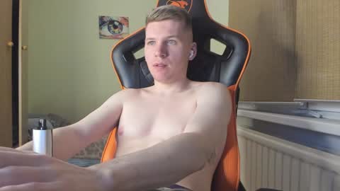 Snapshot of pirremeow chatting on December 16, 2024, 7:43 pm Pierre online show from December 16, 2024, 7:43 pm