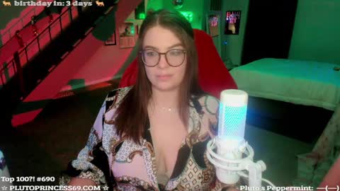 Snapshot of plutoprincess69 chatting on December 4, 2024, 4:54 am Pluto Princess online show from December 4, 2024, 4:54 am