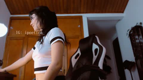 IG ipoetica  online show from February 4, 2025, 3:04 pm