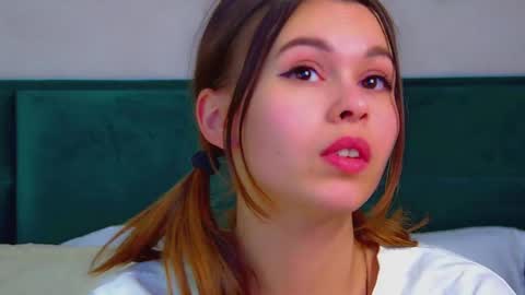 Snapshot of pollylanders chatting on March 11, 2025, 12:44 am Polly online show from March 11, 2025, 12:44 am