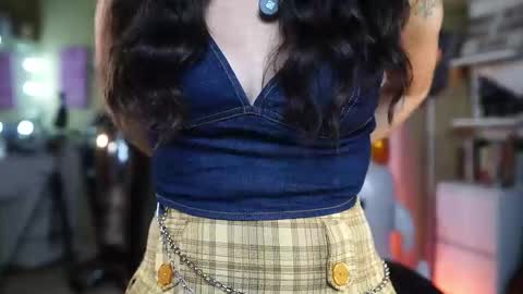 Snapshot of polvodeestrellas_ chatting on October 23, 2025, 2:11 am - Help me Reach 100 thumbs up online show from October 23, 2025, 2:11 am