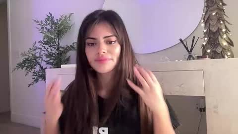 Selena online show from December 1, 2025, 1:43 am