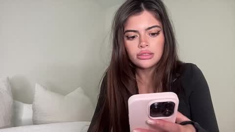 Snapshot of poutyselena chatting on May 4, 2026, 10:28 pm Selena online show from May 4, 2026, 10:28 pm
