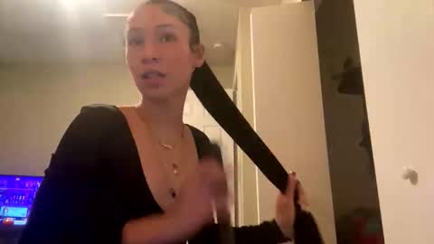 pr3ttynperla online show from November 10, 2025, 10:31 pm