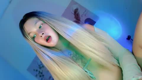 Flor online show from November 16, 2025, 4:40 am