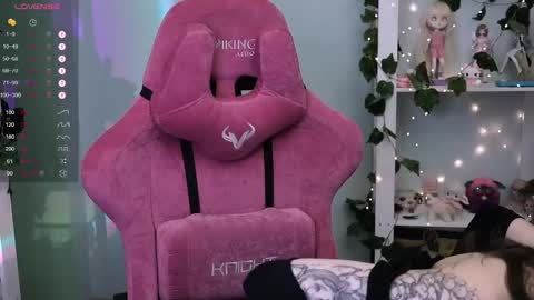 Snapshot of prettybones chatting on February 9, 2026, 9:30 pm Violet online show from February 9, 2026, 9:30 pm