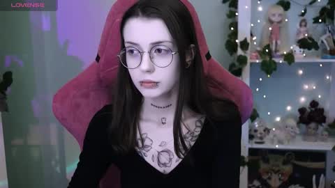 Snapshot of prettybones chatting on February 26, 2026, 3:05 am Violet online show from February 26, 2026, 3:05 am