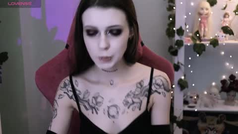 Snapshot of prettybones chatting on March 2, 2026, 10:05 pm Violet online show from March 2, 2026, 10:05 pm