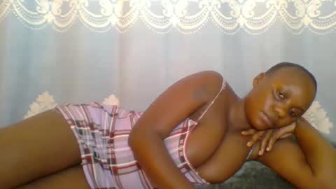 Snapshot of prettydarkskin002 chatting on May 5, 2026, 5:04 am SHANIA online show from May 5, 2026, 5:04 am