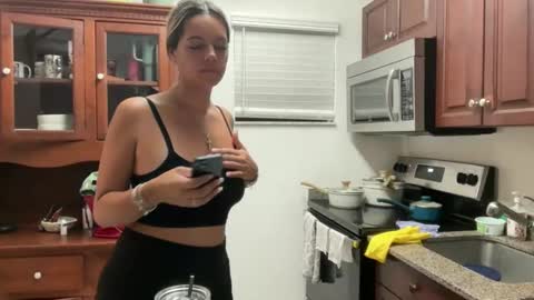 Snapshot of prettyyykittyyy22 chatting on November 17, 2025, 1:11 am prettyyykittyyy22 online show from November 17, 2025, 1:11 am