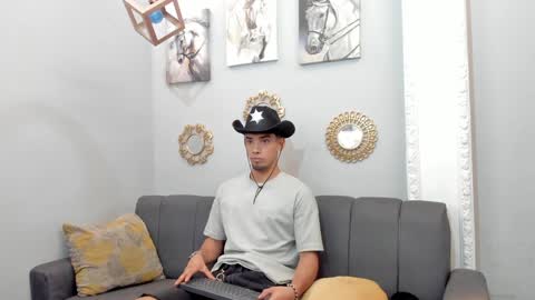 prince_arthur77 online show from February 6, 2025, 1:10 pm