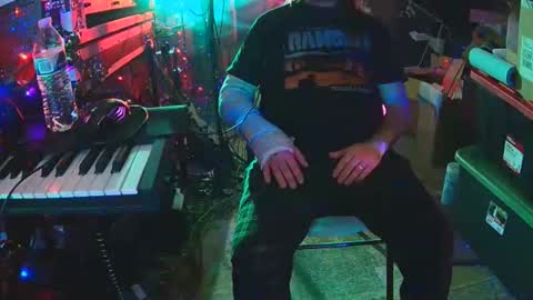 punkrunr083 online show from April 28, 2026, 8:52 am
