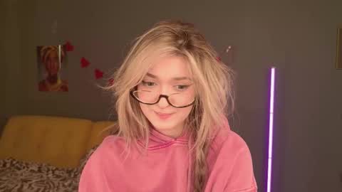 Snapshot of purple_averge chatting on February 15, 2026, 7:51 am Bella online show from February 15, 2026, 7:51 am