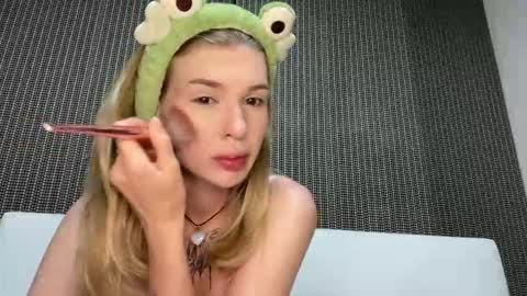 Lina online show from October 27, 2025, 11:31 pm