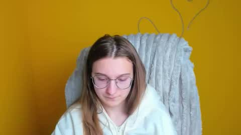 Snapshot of queen_amelie chatting on March 3, 2026, 12:33 pm Amelie online show from March 3, 2026, 12:33 pm