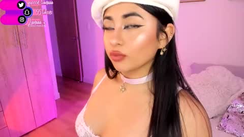 Snapshot of queen_liana chatting on January 2, 2025, 10:05 am Liana  online show from January 2, 2025, 10:05 am