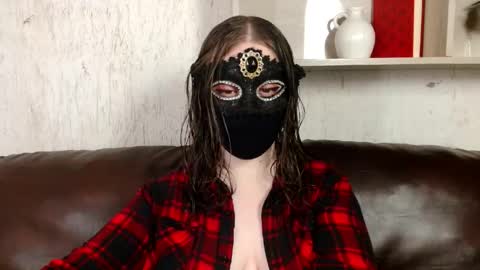 Snapshot of queen_nora chatting on May 4, 2026, 10:17 pm Nora online show from May 4, 2026, 10:17 pm