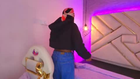   online show from November 17, 2025, 11:27 am