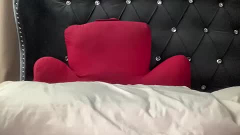 QUEEN online show from April 13, 2026, 10:48 pm