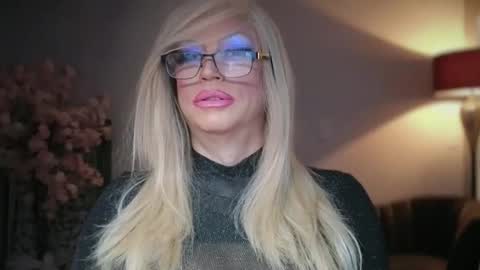 Snapshot of qweenviva chatting on February 13, 2026, 1:45 am ViVaLuvLicious online show from February 13, 2026, 1:45 am