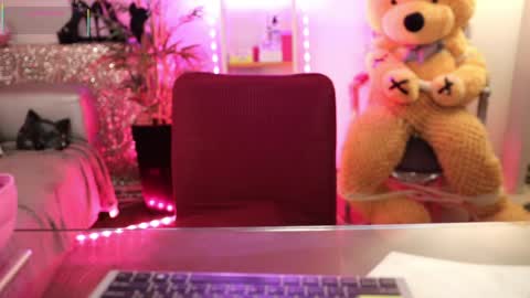 Nova Hollis online show from April 3, 2026, 2:42 am