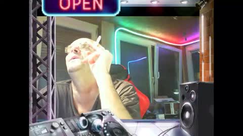 Snapshot of r_2d2_ chatting on January 10, 2025, 10:57 pm dj mike online show from January 10, 2025, 10:57 pm