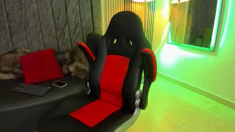 rachell_owen online show from December 3, 2025, 9:02 pm