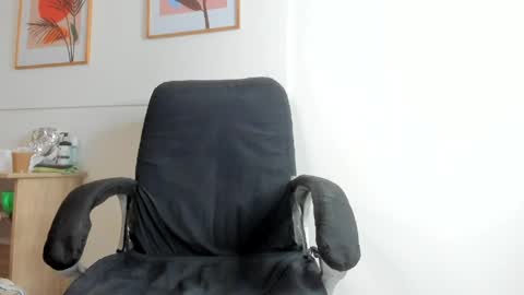 rachellesc online show from April 14, 2026, 12:33 pm