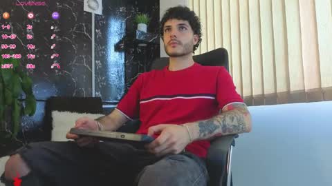 Snapshot of rafael_mendez chatting on April 25, 2026, 8:39 pm R A F A E L online show from April 25, 2026, 8:39 pm