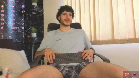 Snapshot of rafael_mendez chatting on May 5, 2026, 8:50 pm R A F A E L online show from May 5, 2026, 8:50 pm