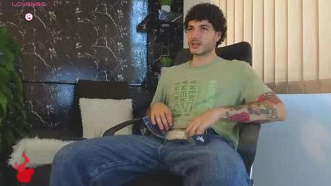 Snapshot of rafael_mendez chatting on May 14, 2026, 8:15 pm R A F A E L online show from May 14, 2026, 8:15 pm