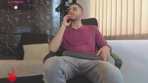 Snapshot of rafael_mendez chatting on May 23, 2026, 8:57 pm R A F A E L online show from May 23, 2026, 8:57 pm