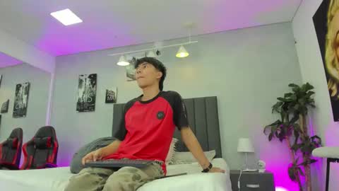 Snapshot of raphael_nyon chatting on March 3, 2026, 3:23 am Raphael Nyon online show from March 3, 2026, 3:23 am